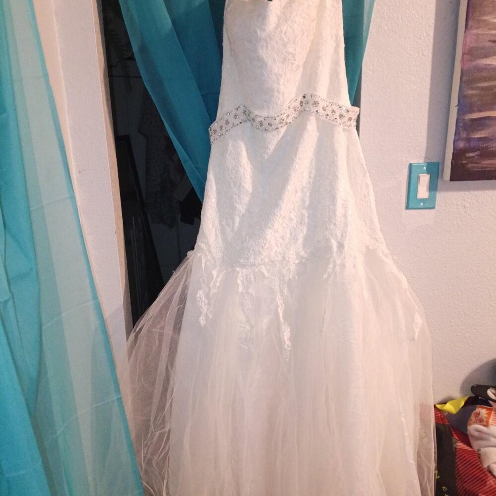 Juliet brand strapless/halter top White lace wedding dress